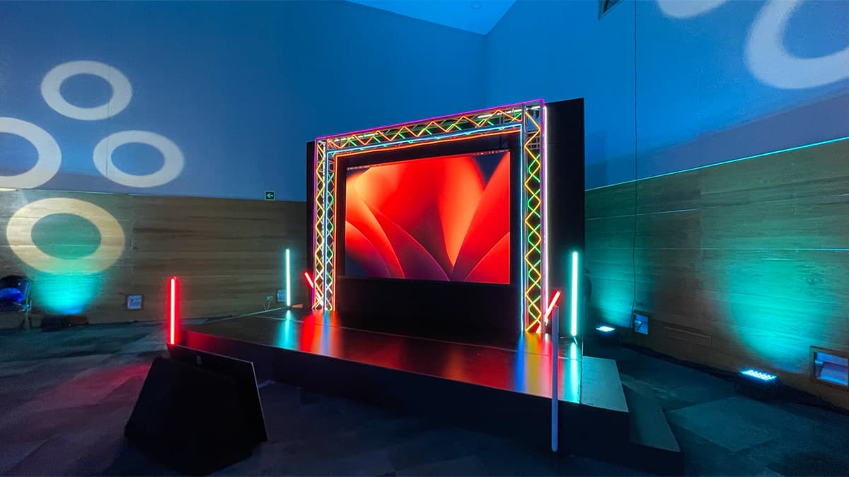 Event lighting and screens during an evening session